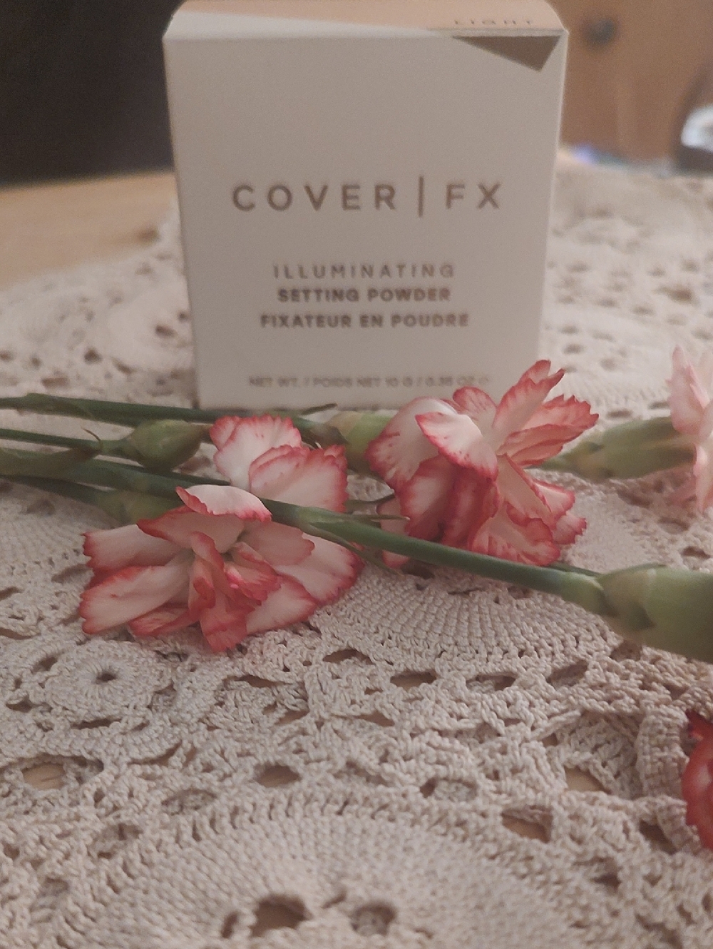 COVER FX Illuminating Setting Powder — White & Gold Accents